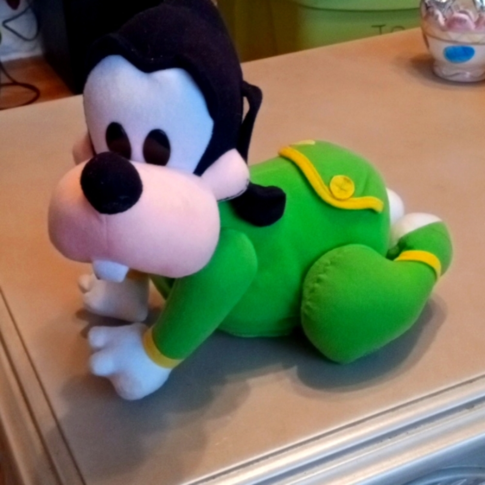 Goofy crawling stuffed animal